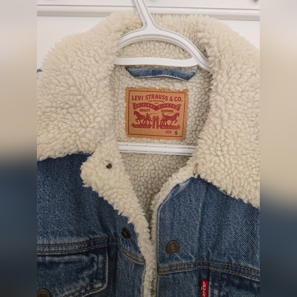 Levi's Classic Blue Denim Jacket with Cream Sherpa - Picture 2 of 6